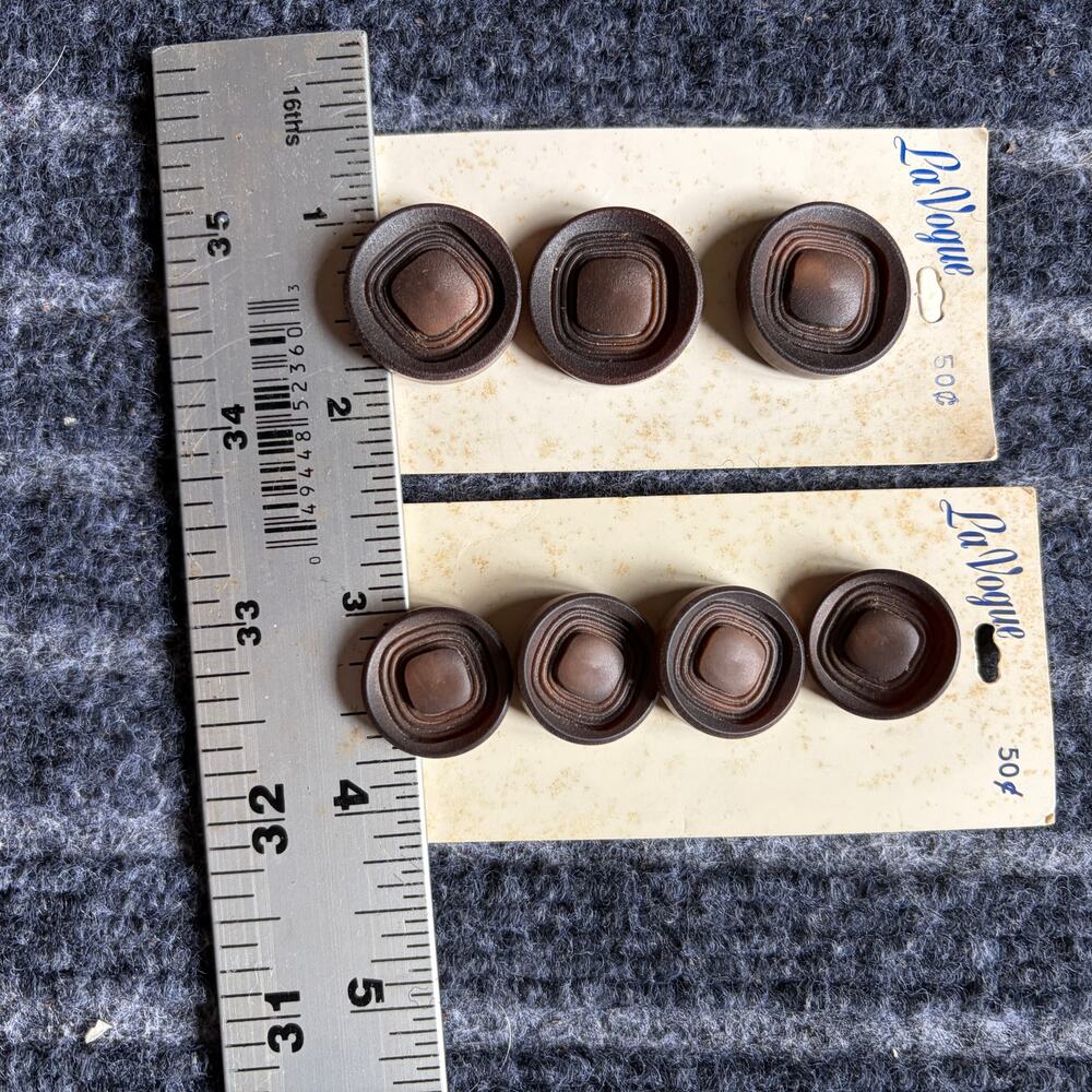 La Vogue Vintage Brown Buttons 2 Sizes #2179 - Picture 2 of 4